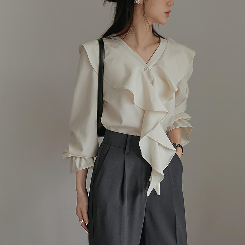 Delbay frill shirring V-neck blouse
