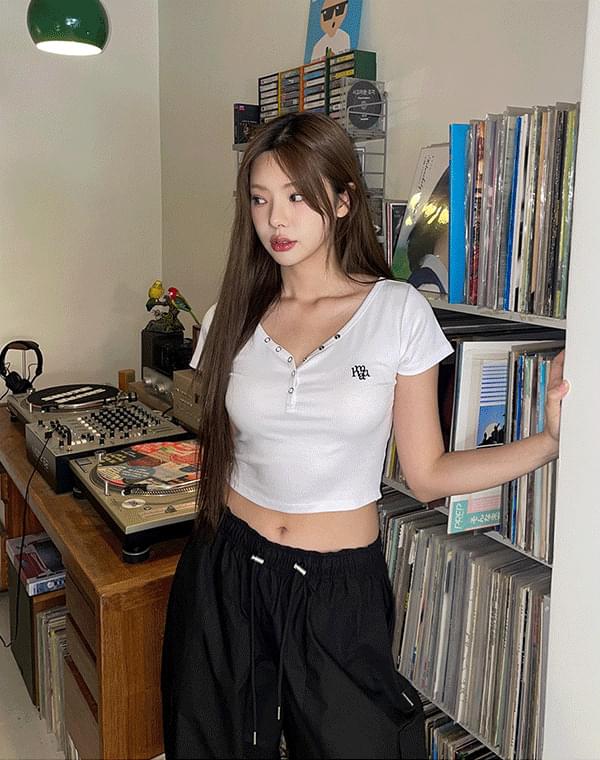 로고스티치 버튼 크롭 반팔티셔츠