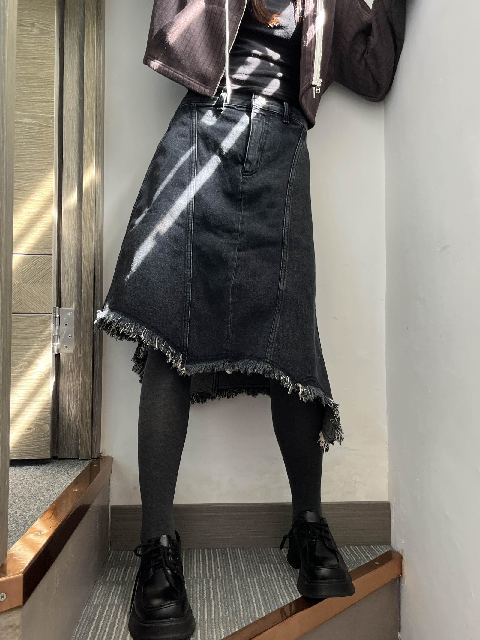 다크 언발 데님 스커트