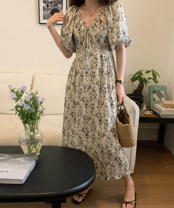 드리밍 플로럴 브이넥 셔링 미디 원피스