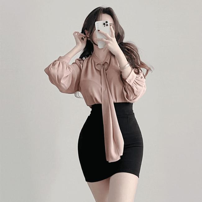 Alphabet shoulder shirring team crewneck tie chiffon blouse 3 colors