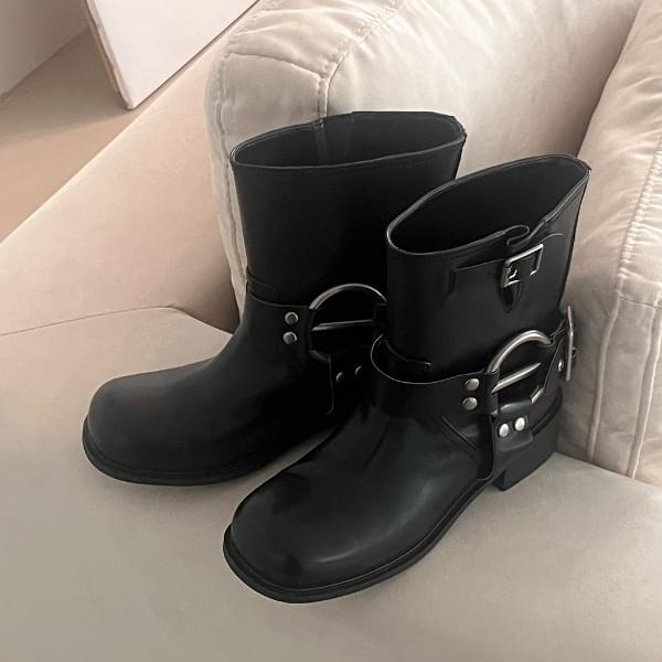 Nose-on buckle ankle boots