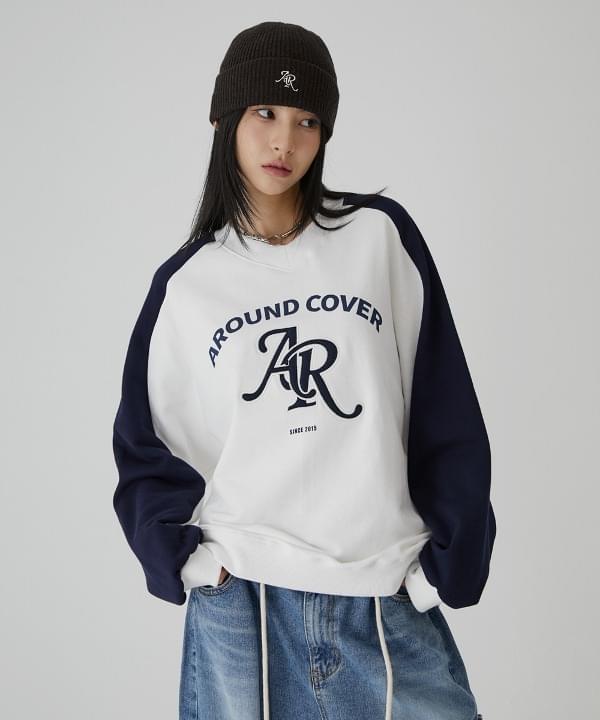 Logo Applique Line V-Neck Sweatshirt Ivory