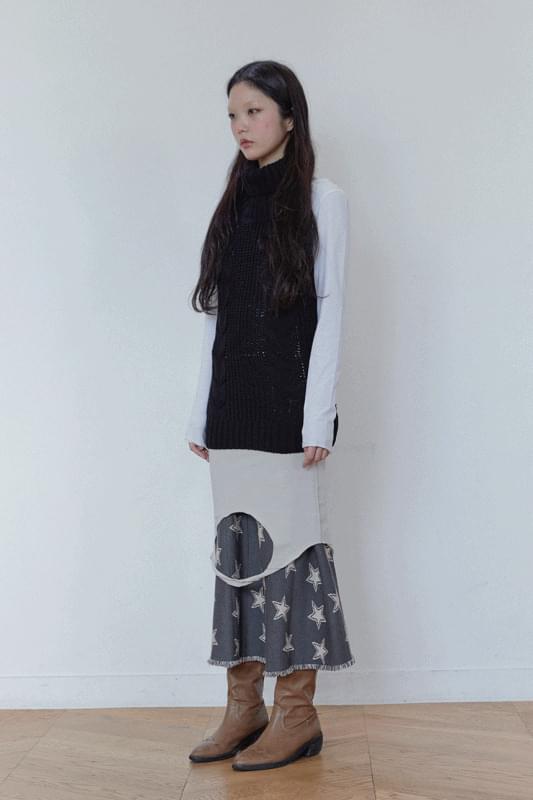 Backless turtleneck knitwear