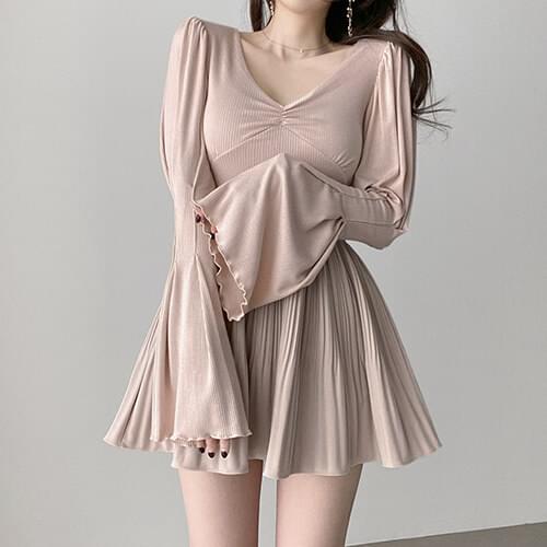 Alphabet V-Neck wave flared sleeve T-shirt 3 colors