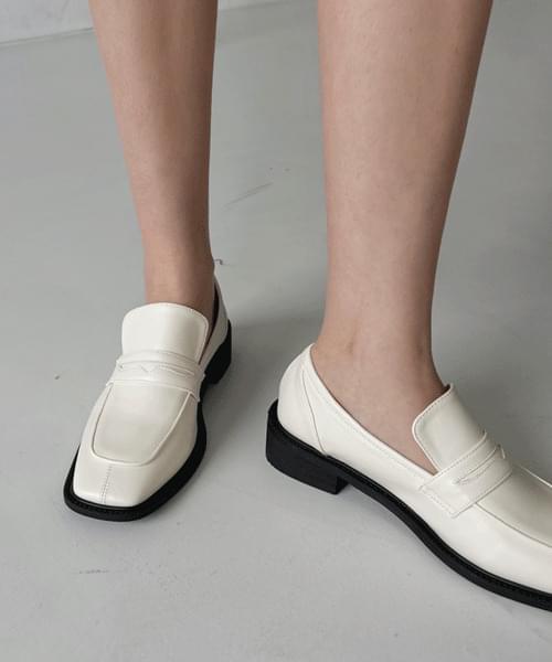Stick to the basics, classic slim legged mannish women’s loafers