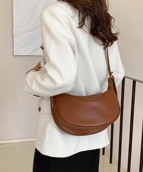 素色半圓形皮革斜背包