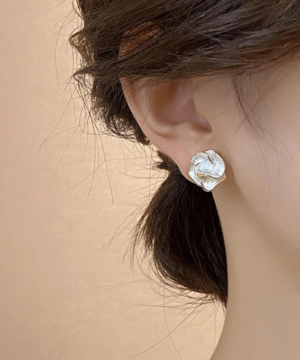 Number Rose Clam Flower Gold Earrings 耳环