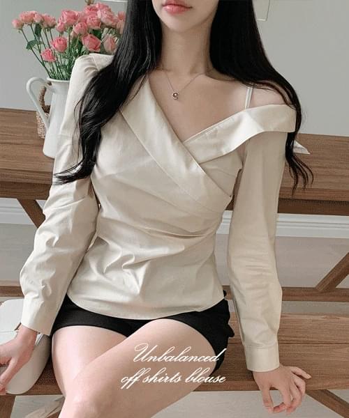 Ref Unbalanced Off-Shoulder Blouse