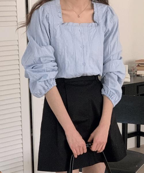 私を見てフリルシャーリングスクエアネックパフブラウス