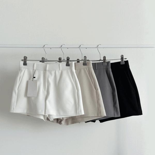 Neat, clean, solid Spandex half slacks P000B450