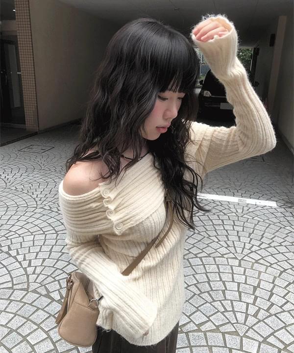アルンオフショルダーボタンニット
