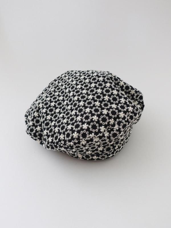 FLOWER EMBROIDERY PUNCHING BERET 帽子