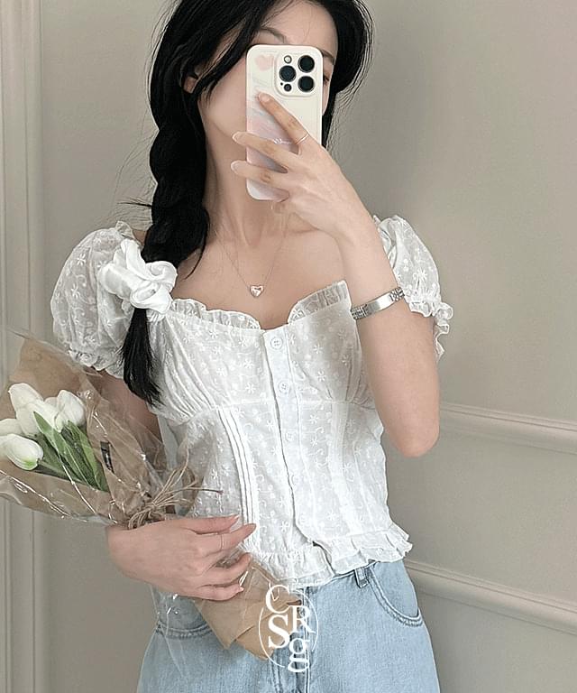 마들렌 펀칭 프릴 크롭 반팔블라우스