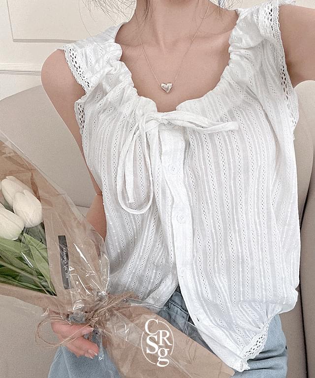 Nature Punching Lace Sleeveless Blouse