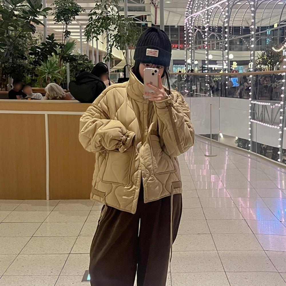 Quilted rug high neck short crop padded snap sleeve hem string jacket couple Jacket Loose-fit unisex travel look twin look beige khaki black 3COL