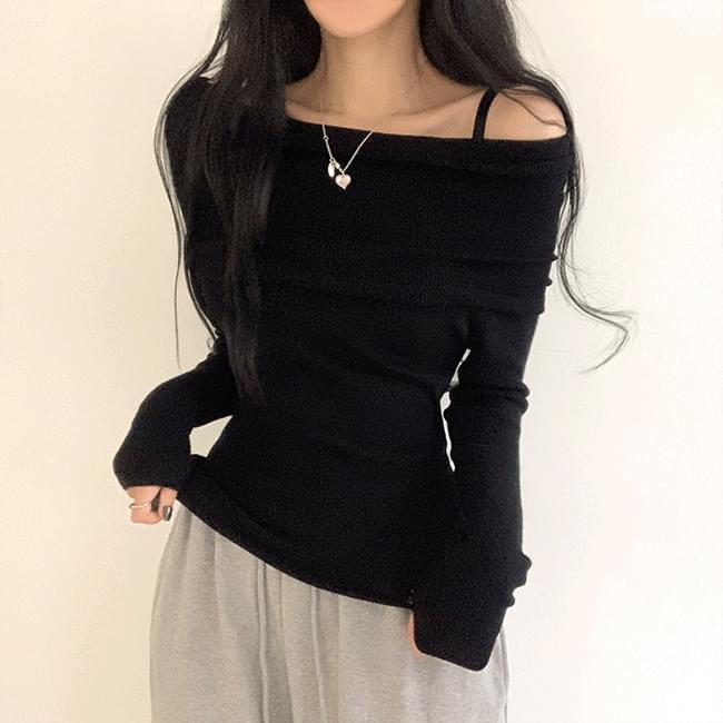 Off-shoulder Knitwear T that creates a body line