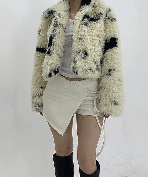 Ale Daily Unique Year-End Party Look Dot Unique Crop Fur Jacket