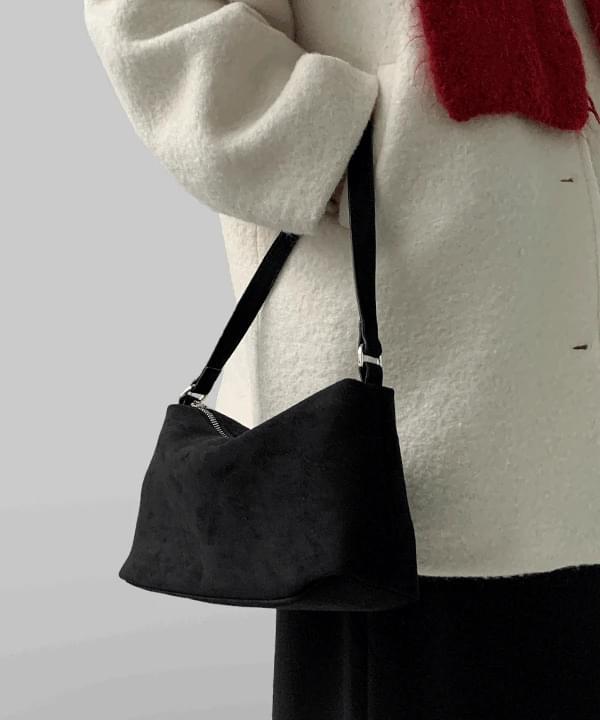 쿠어 스웨이드 스퀘어 숄더백