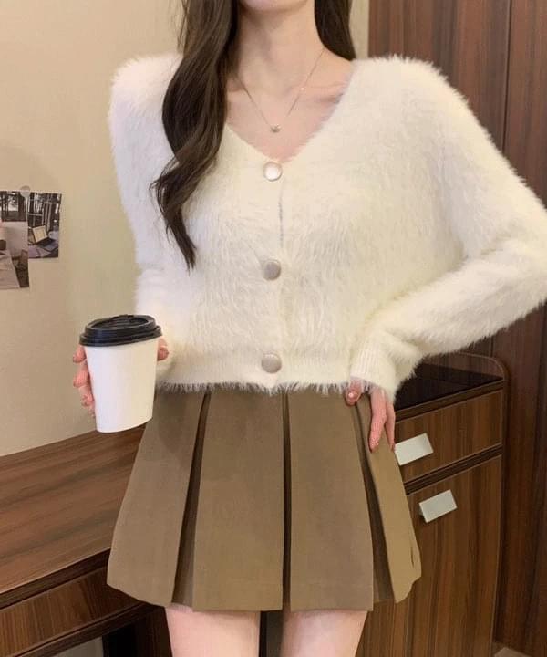 Mobry V- V-Neck soft big button cardigan