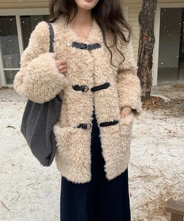 Devua Toggle Button Point Shearling Coat
