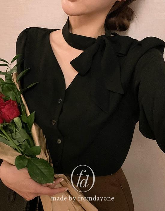 Made) Romance Heart Neck Tie Blouse