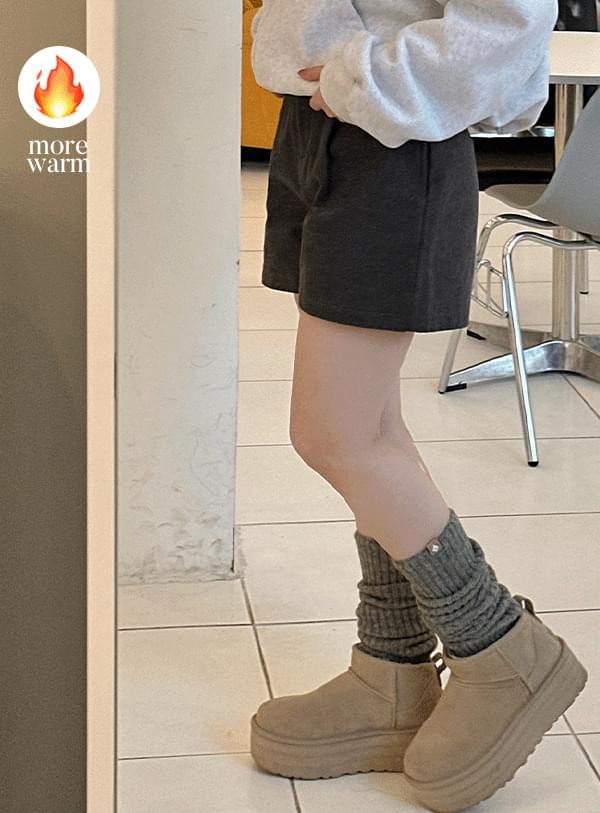 Thick one-pin tuck shorts