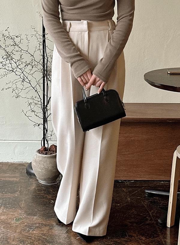 Modern two-pin tuck banding slacks