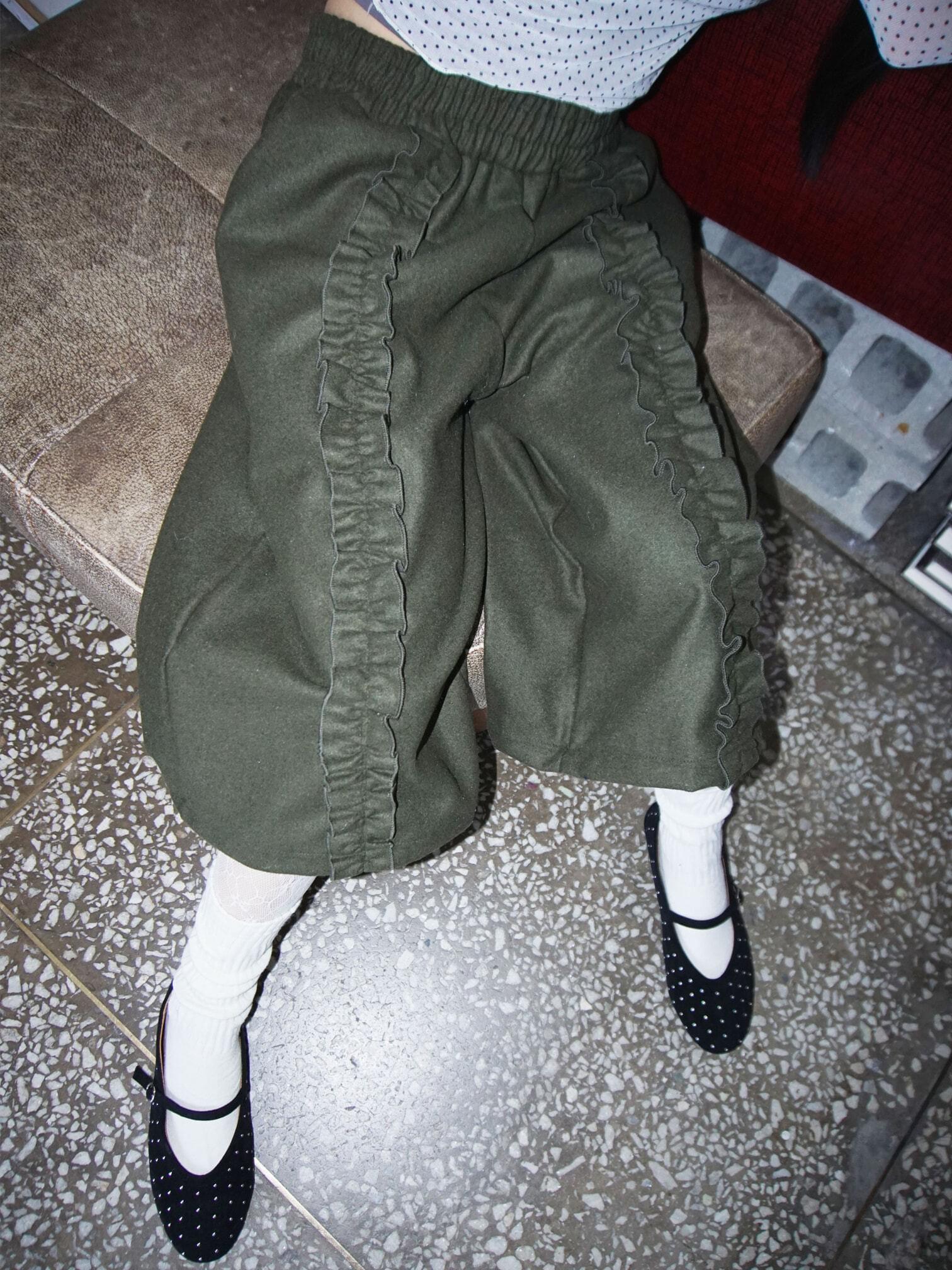 Frill point crop slacks