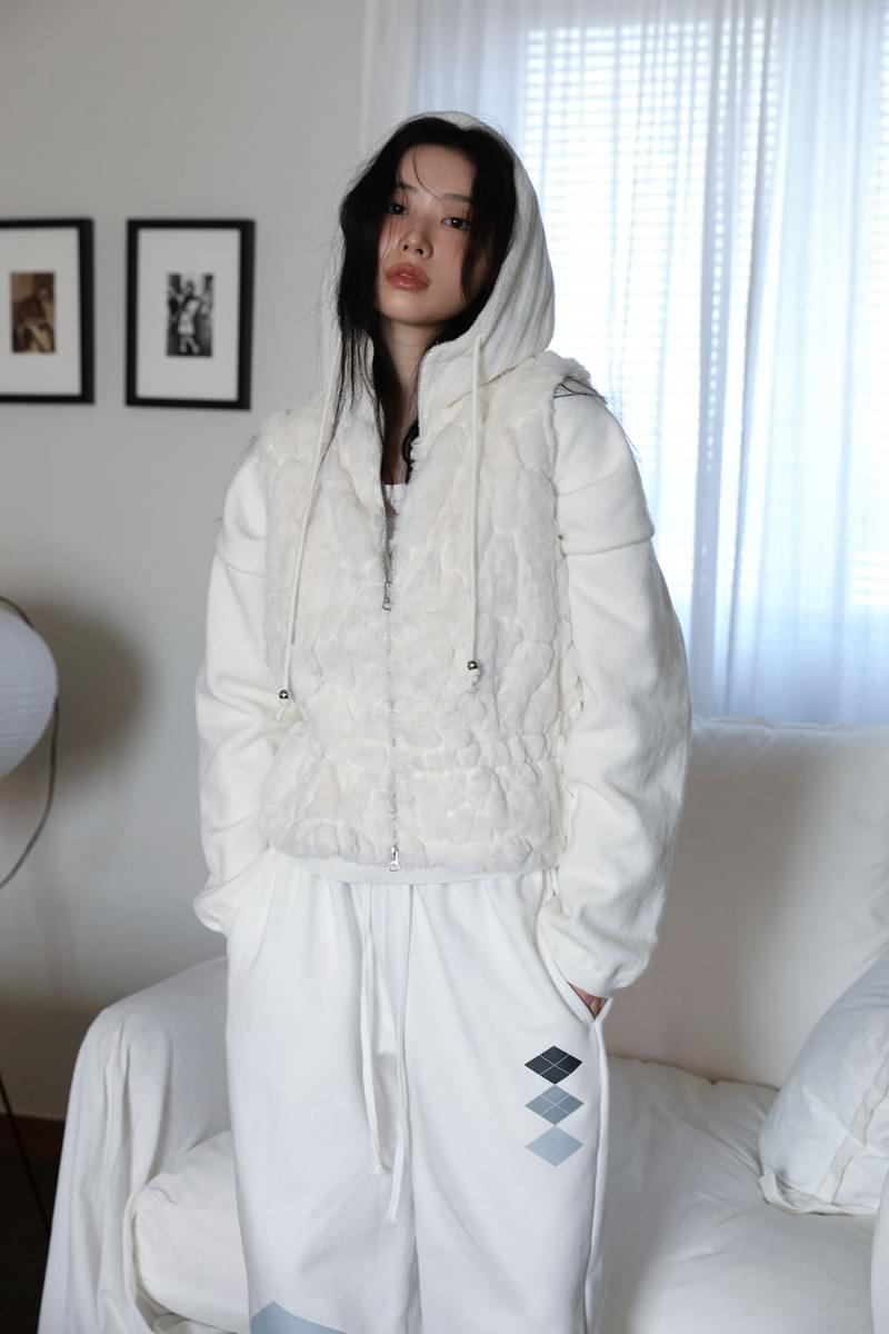 Inning sleeveless fur hoodie