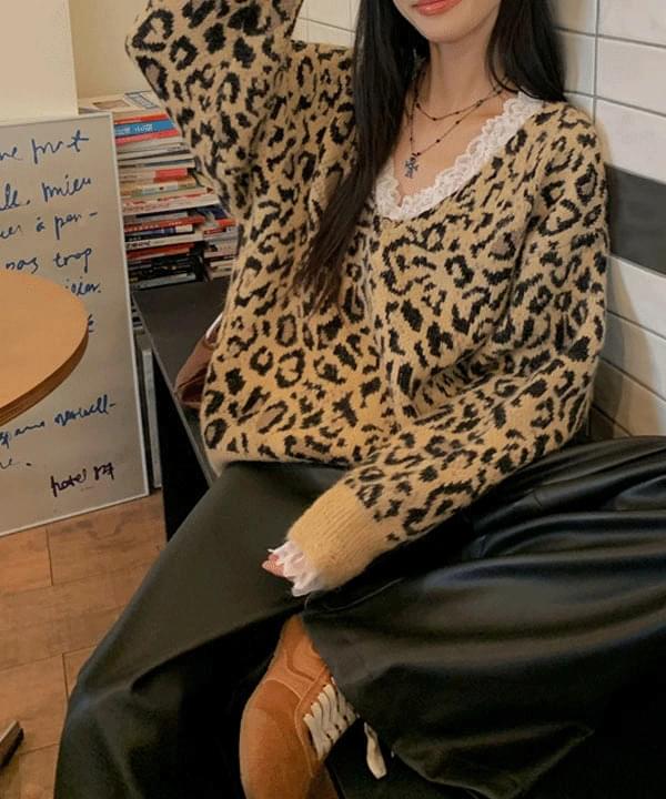 Flounced lace detail leopard V-Neck soft knitwear 