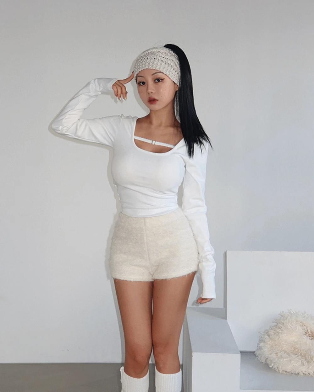 Choker Buckle Strap Woolen T-Shirt / Black