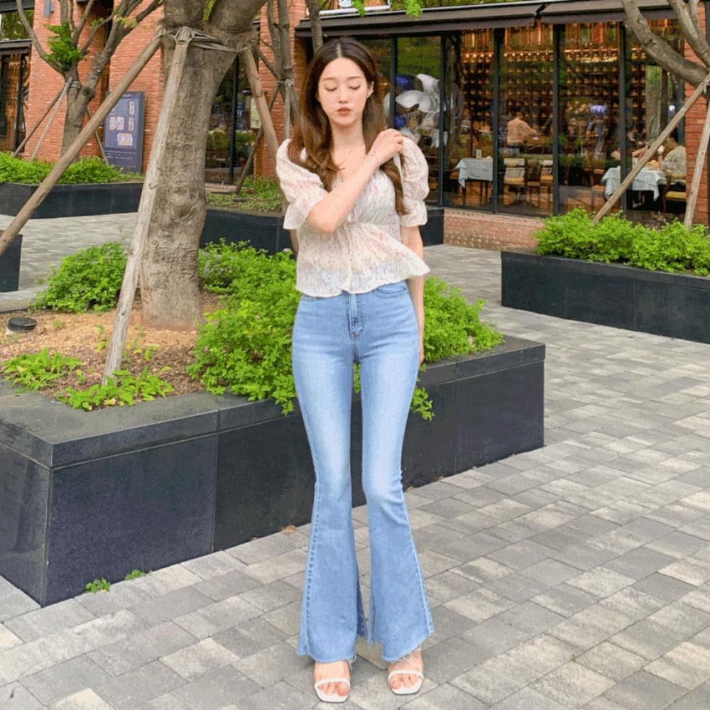 Long legs, high waist, long Flared, denim pants, cutting, thigh slits, flared jeans, denim jeans, damage, torn denim, tall woman pants, light blue, Light Blue Dark Blue , SML.