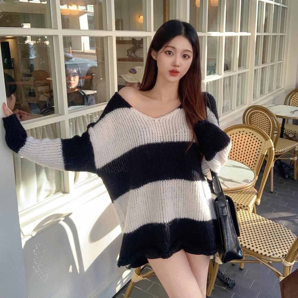 V-Neck Loose-fit Striped Dress Knitwear dress color combination striped tee t-shirt daily look date look beginning of school look black