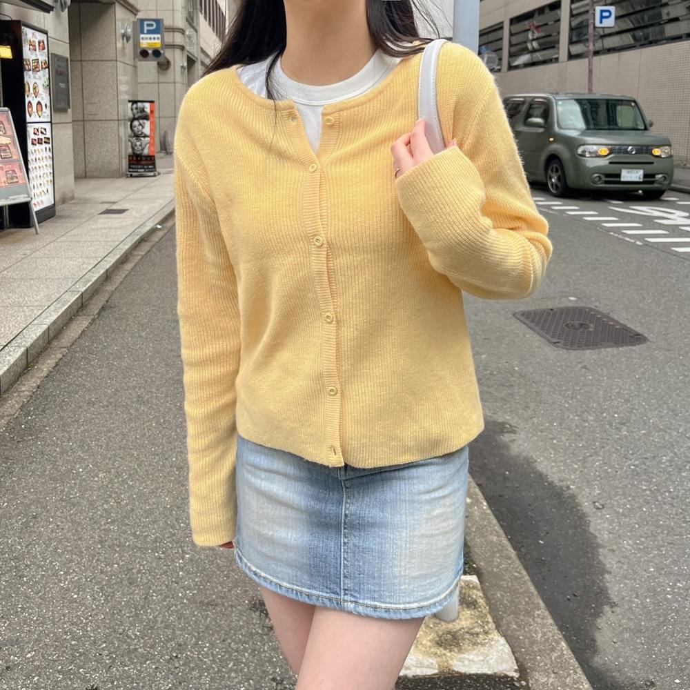 A must-have for the transitional season, wool Ribbed round cardigan