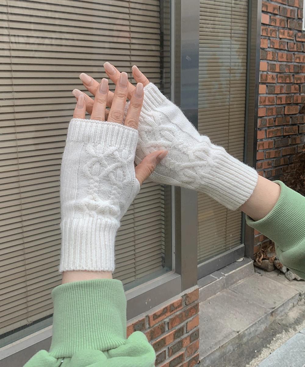 Knitwear hand Twisted arm warmer layered gloves winter point item daily look date look camping look warm friendship item