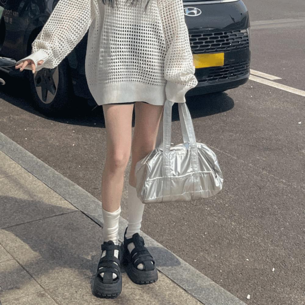 The latest trend is silverback, a travel bag, a health bag, a summer swimming bag, a sports bag, a waterproof camping bag, a glossy leather nylon bag, a handbag, a shoulder bag, and a point bag.