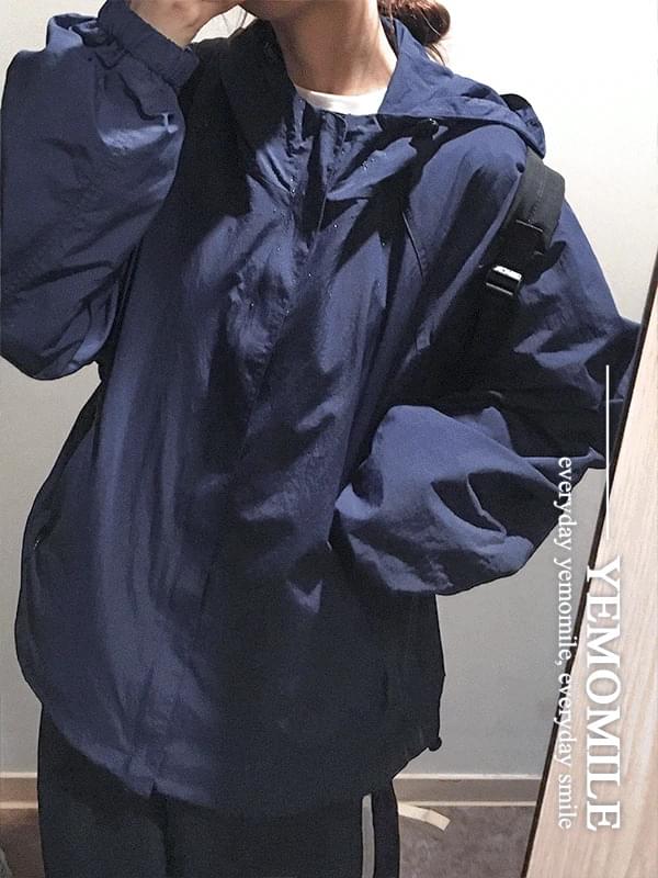 Watch string hood windbreaker