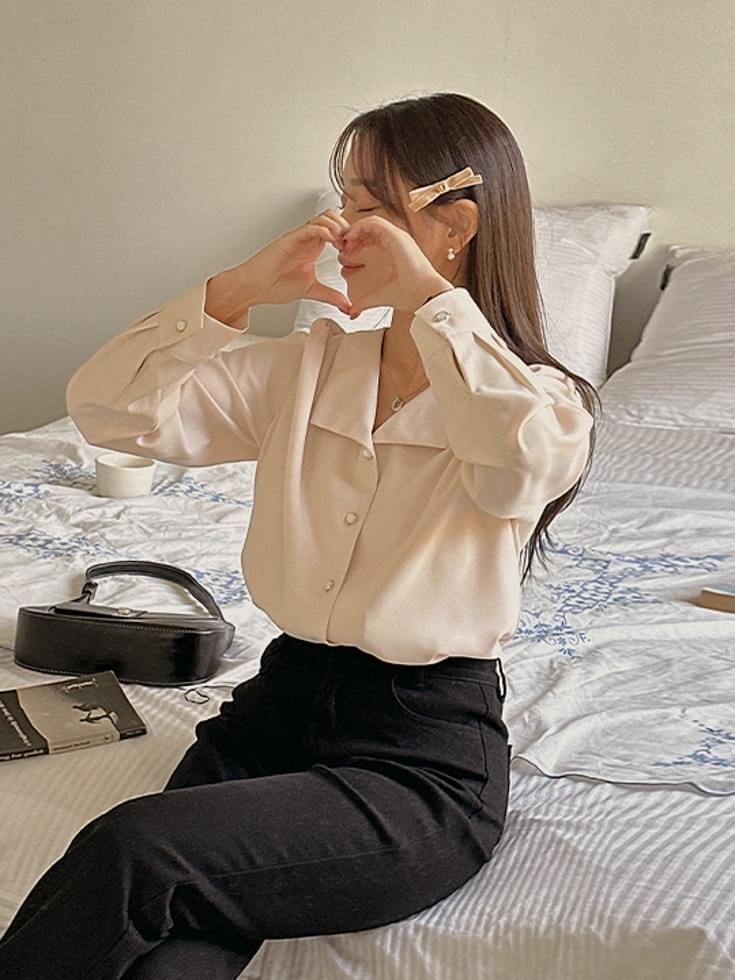 Bladein pin tuck V-Neck blouse