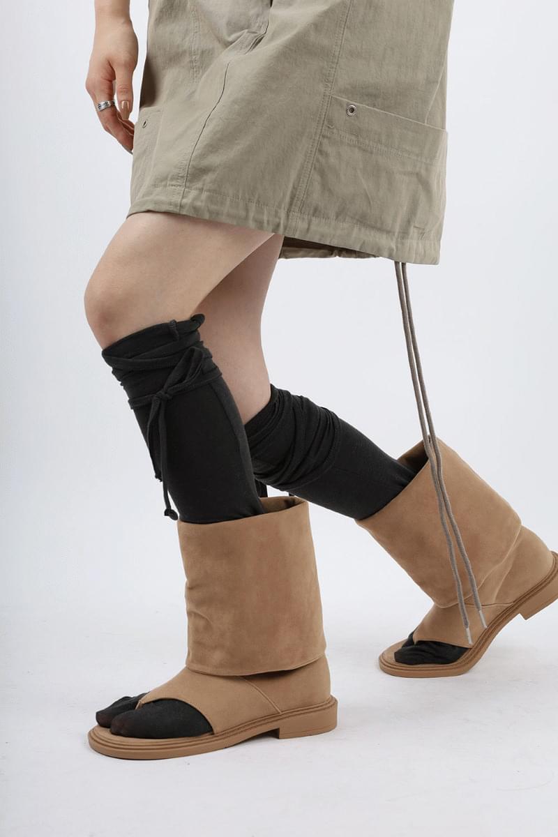 Lien flip-flop boots
