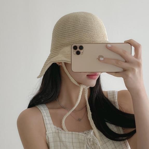 Montmartre chin strap bucket hat