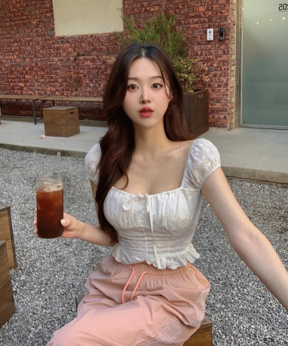 Square neck banding puff sleeves shirring ribbon straps smoked flower embroidery lace punching crop blouse