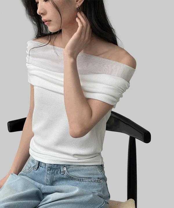 Rummings Mesh Layered Off-Shoulder T-Shirt