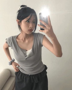 灰色波點按扣U領短袖T恤