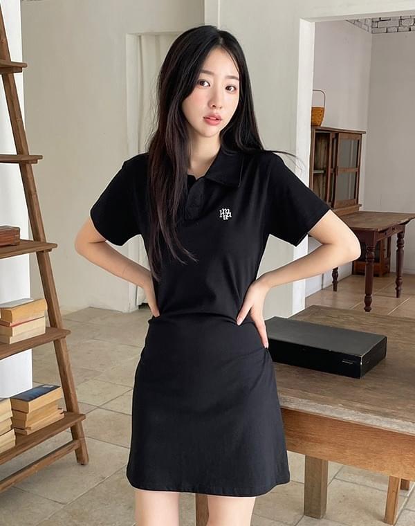 로고 오픈칼라 반팔 원피스
