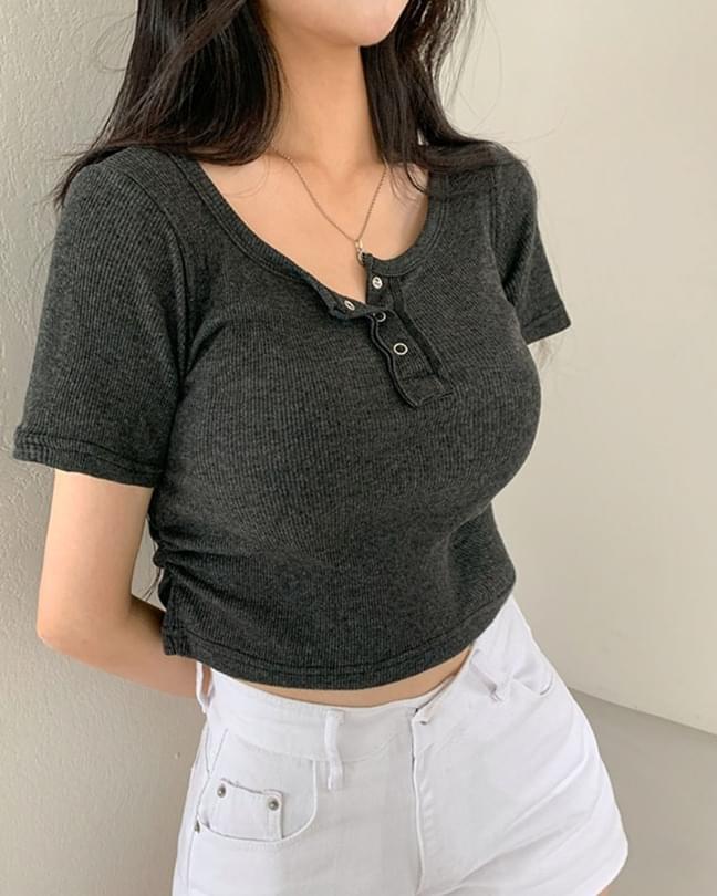 Side shirring, ribbed cropped T-shirt.