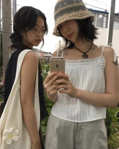 Pin tuck non sleeve blouse