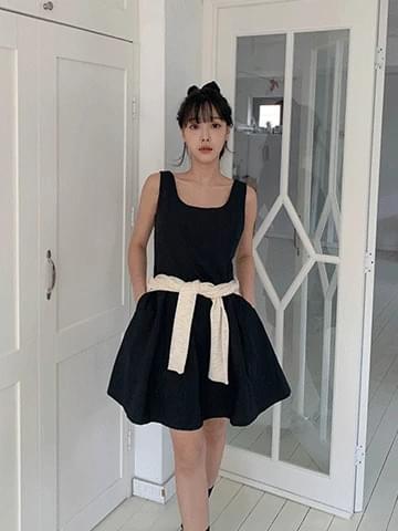 極簡方領無袖連身裙