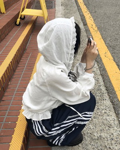 Tsuki Frill Lace Shirring Hooded Shirt