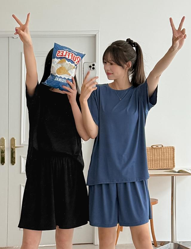 日常休閒圓領短袖T恤與鬆緊褲套裝